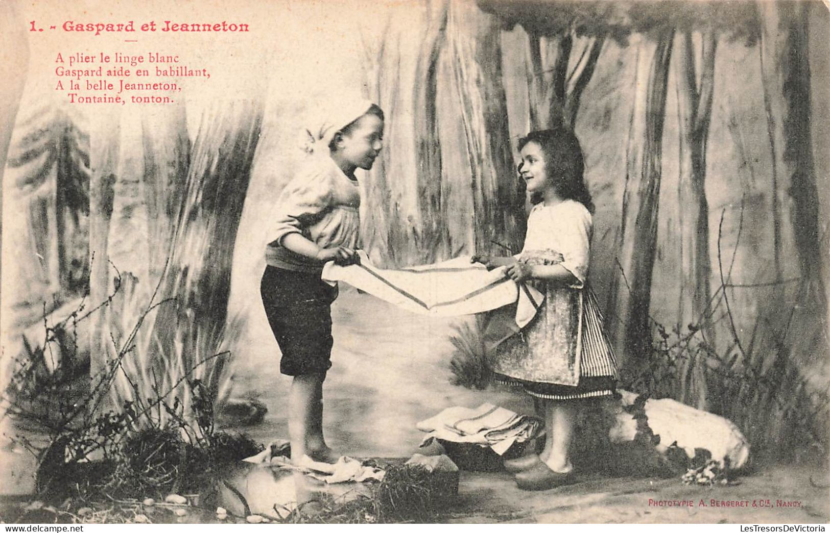 PHOTOGRAPHIE - Gaspard Et Jeanneton - A Plier Le Linge Blanc ... - Dans Carte Postale Ancienne - Fotografie