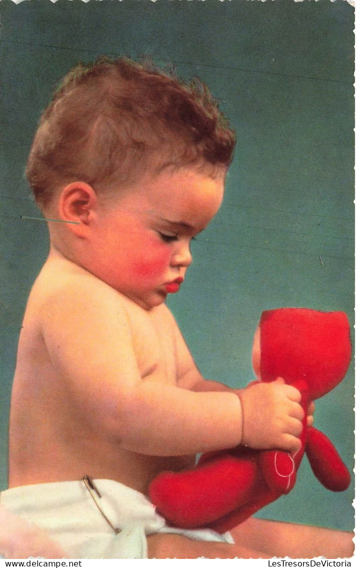 PHOTOGRAPHIE - Un Bébé Jouant à Son Nounours - Colorisé - Carte Postale Ancienne - Fotografia