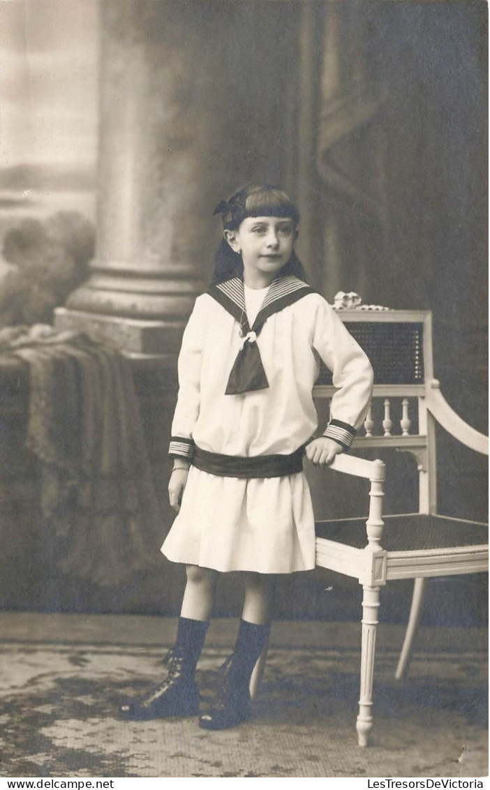 PHOTOGRAPHIE - Une Petite Fille En Uniforme Scolaire - Carte Postale Ancienne - Photographie