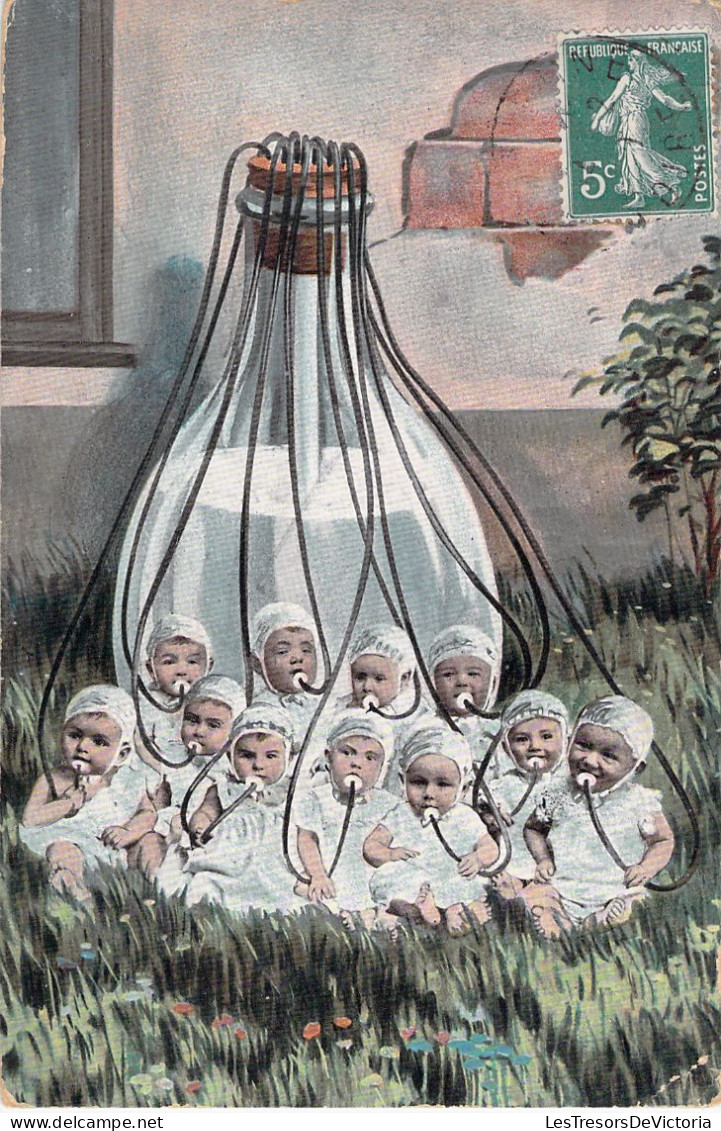 ENFANTS - Bébés Branchés A Une Ampoule D'eau - Biberon Ampoule - Carte Postale Ancienne - - Gruppi Di Bambini & Famiglie