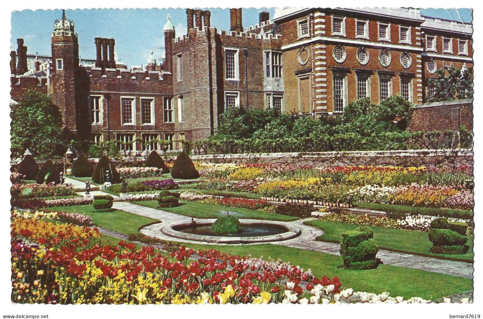 Royaume Uni   -  The Sunken Garden  At  Hampton  Court Palace - Middlesex