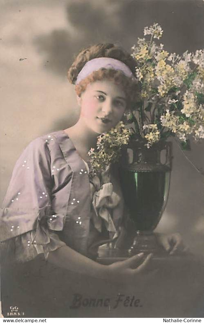 Bonne Fête Jeune Femme Avec Vase De Fleurs Lila 1914 - Geburtstag