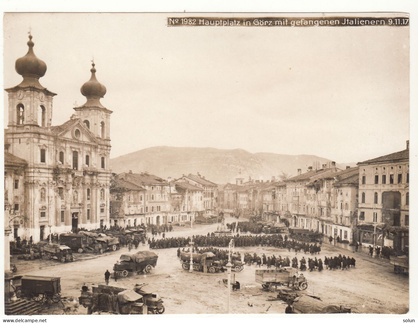 PHOTO HAUPTPLATZ IN GÖRZ GEFANGENEN ITALIENERN 9.11.1917 ZAJETI ITALIJANSKI VOJAKI GLAVNI TRG V GORICI SOŠKA FRONTA  ISO - 1914-18