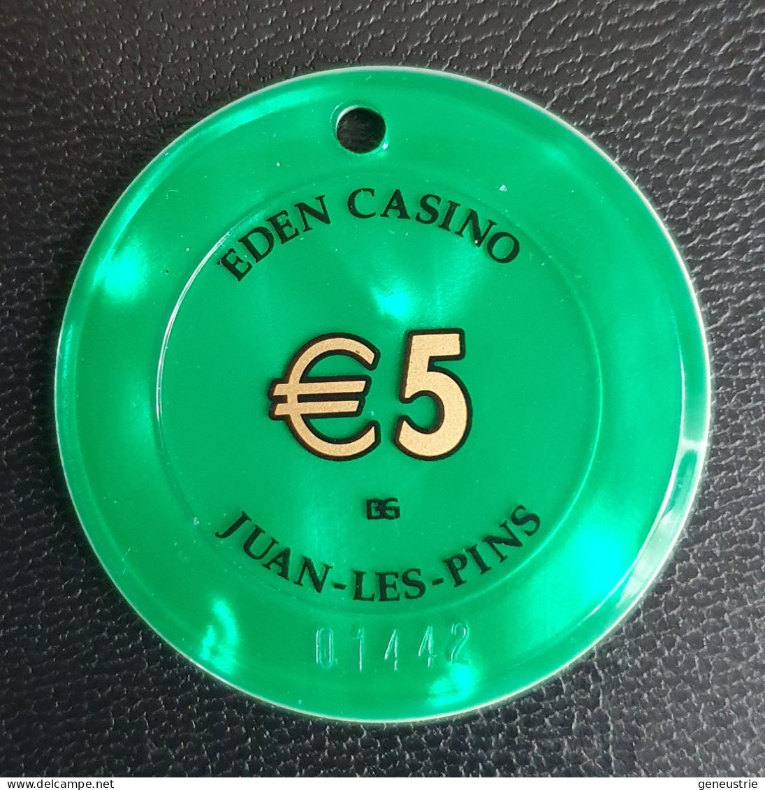 Jeton De 5 Euros Annulé Par Perforation "Eden Casino - Juan-les-Pins / Groupe Partouche"Casino Token Chips - Casino