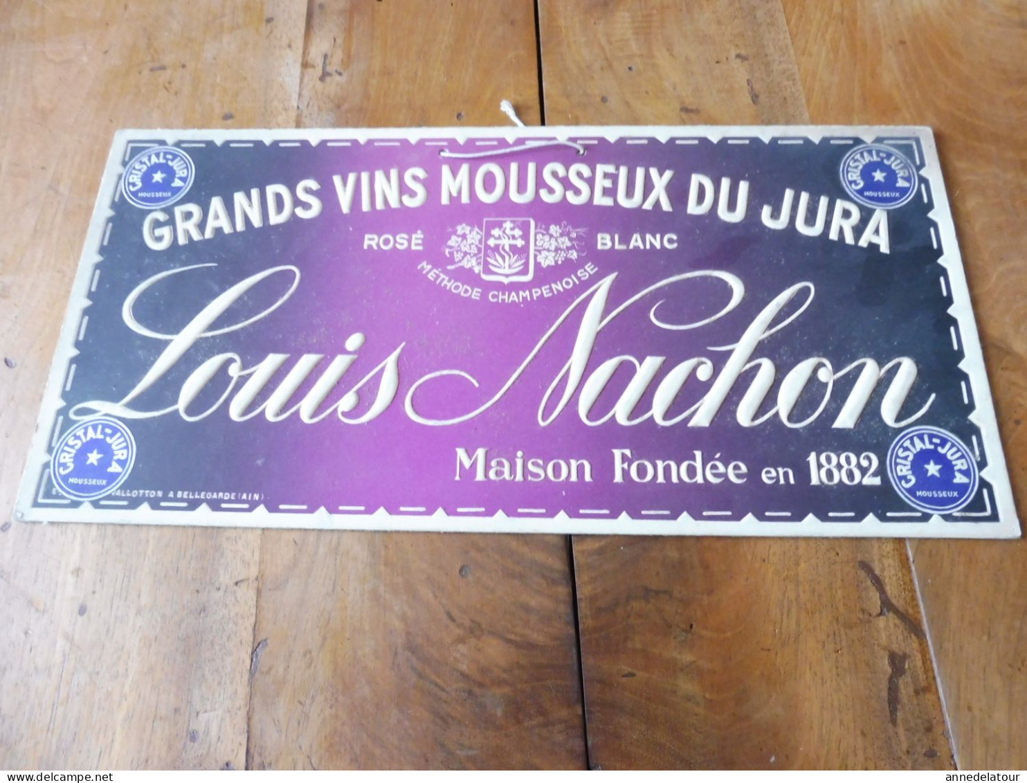 Plaque Publicitaire Relief :  Louis Nachon GRANDS VINS MOUSSEUX DU JURA    Dimension   33x 16cm  (Maison Fondée En 1882) - Plaques En Carton