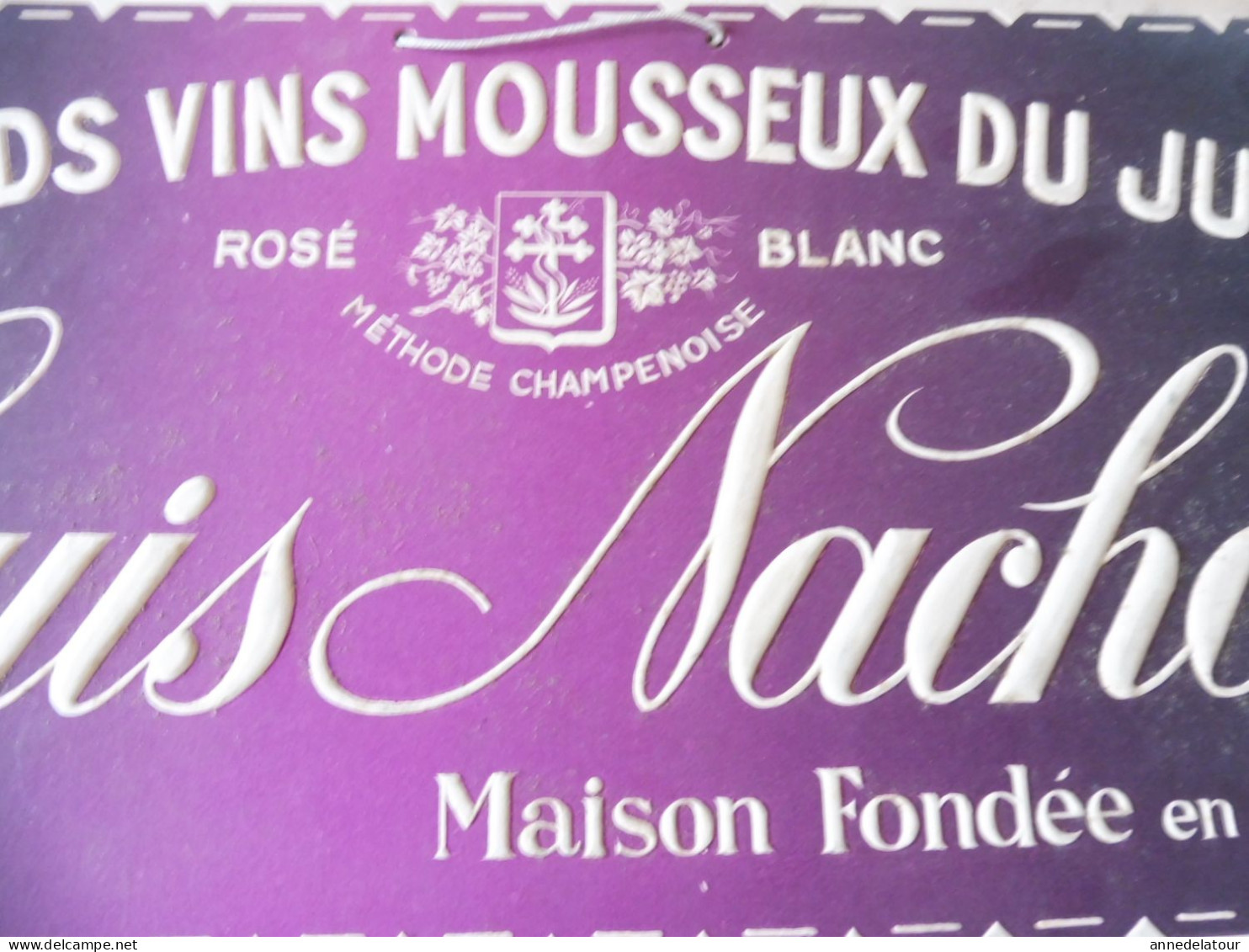 Plaque publicitaire relief :  Louis Nachon GRANDS VINS MOUSSEUX DU JURA    dimension   33x 16cm  (Maison fondée en 1882)