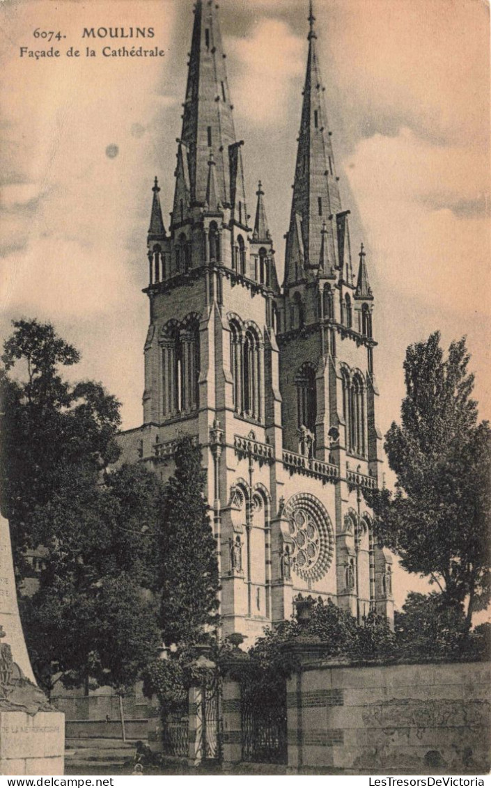 FRANCE - Moulins - Façade De La Cathédrale - Carte Postale Ancienne - Moulins