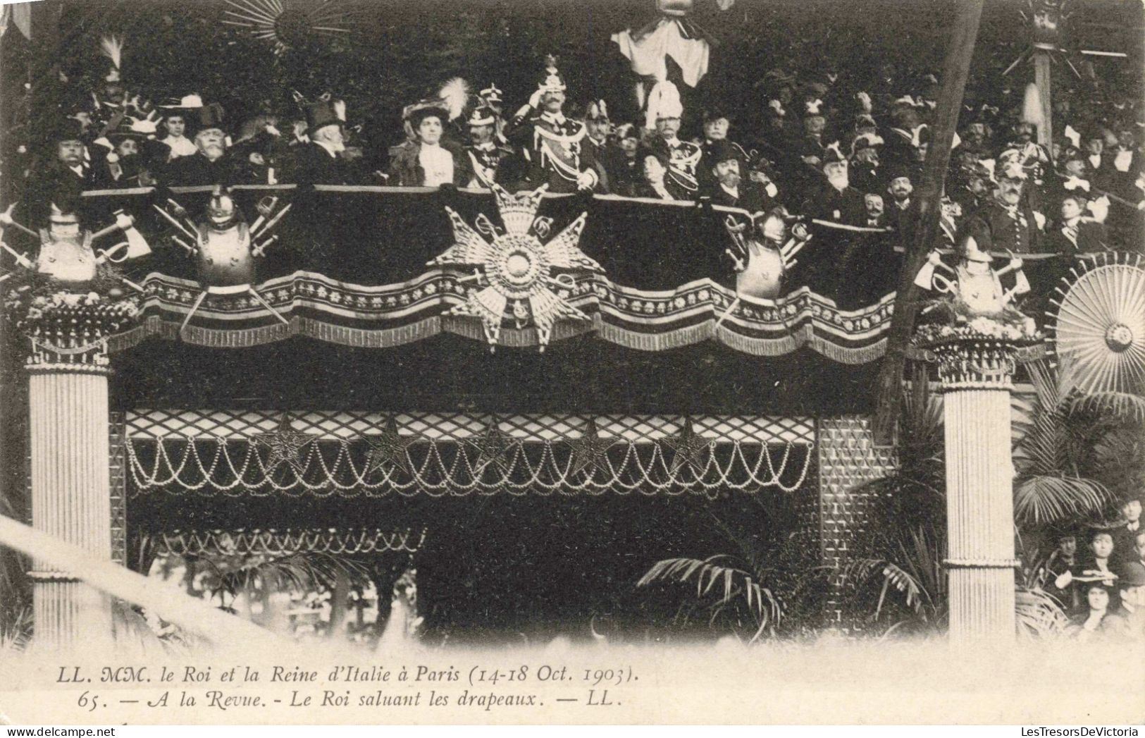 PHOTOGRAPHIE - Le Roi Et La Reine D'Italie à Paris - A La Revue  - Le Roi Saluant Les Drapeaux - Carte Postale Ancienne - Fotografie