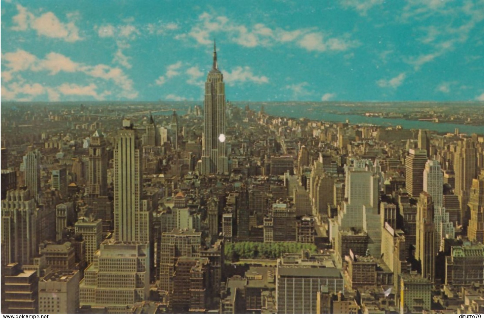 The Empire State Building Rises Majestically Above This Panoramic View Of The New York City Skyline - Formato Piccolo No - Panoramische Zichten, Meerdere Zichten