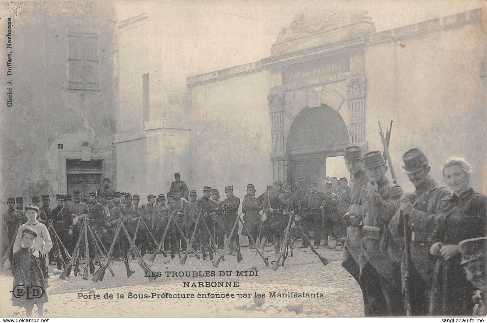 CPA 11 NARBONNE / LES TROUBLES DU MIDI / PORTE DE LA SOUS PREFECTURE ENFONCEE - Andere & Zonder Classificatie