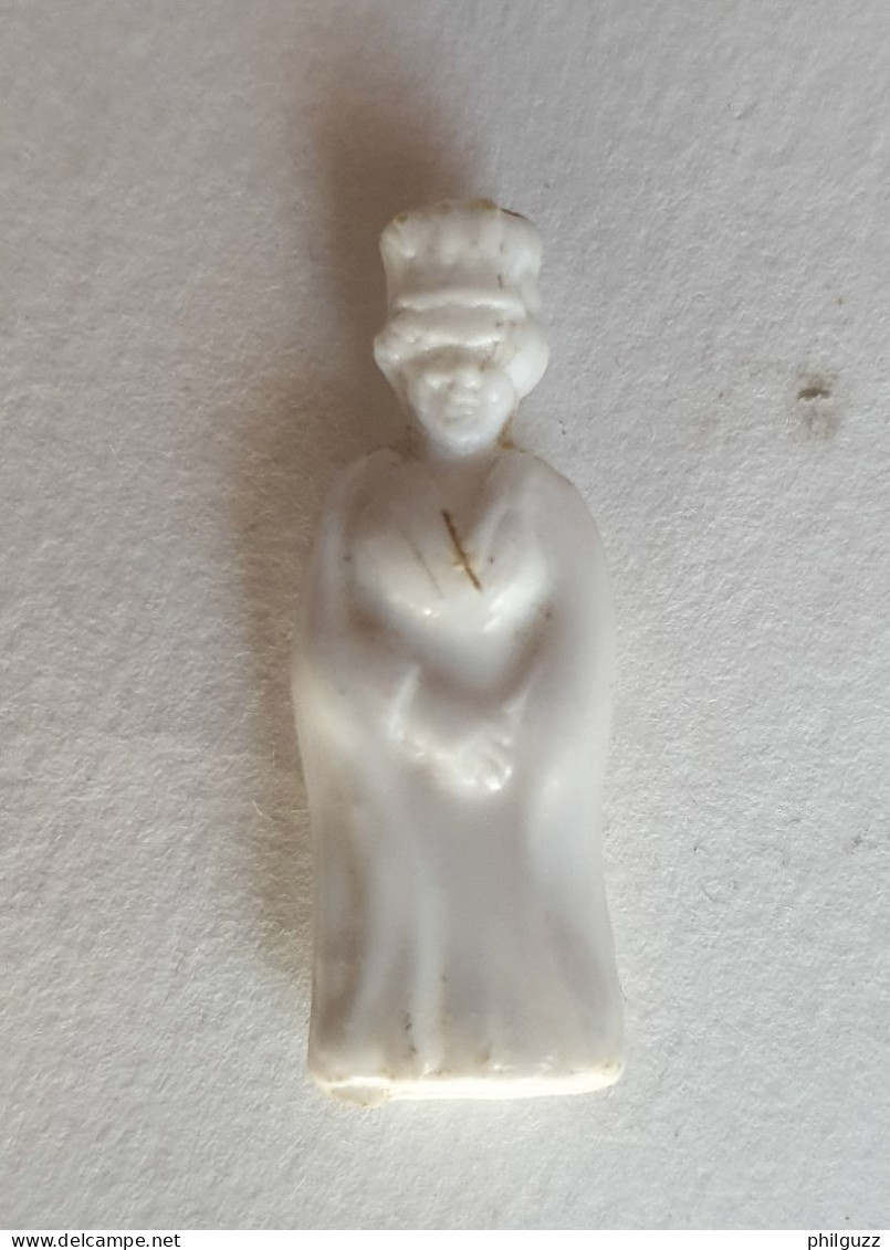 Fève En Plastique Ancienne Du Sud De La France - La Reine - Frühe Figuren