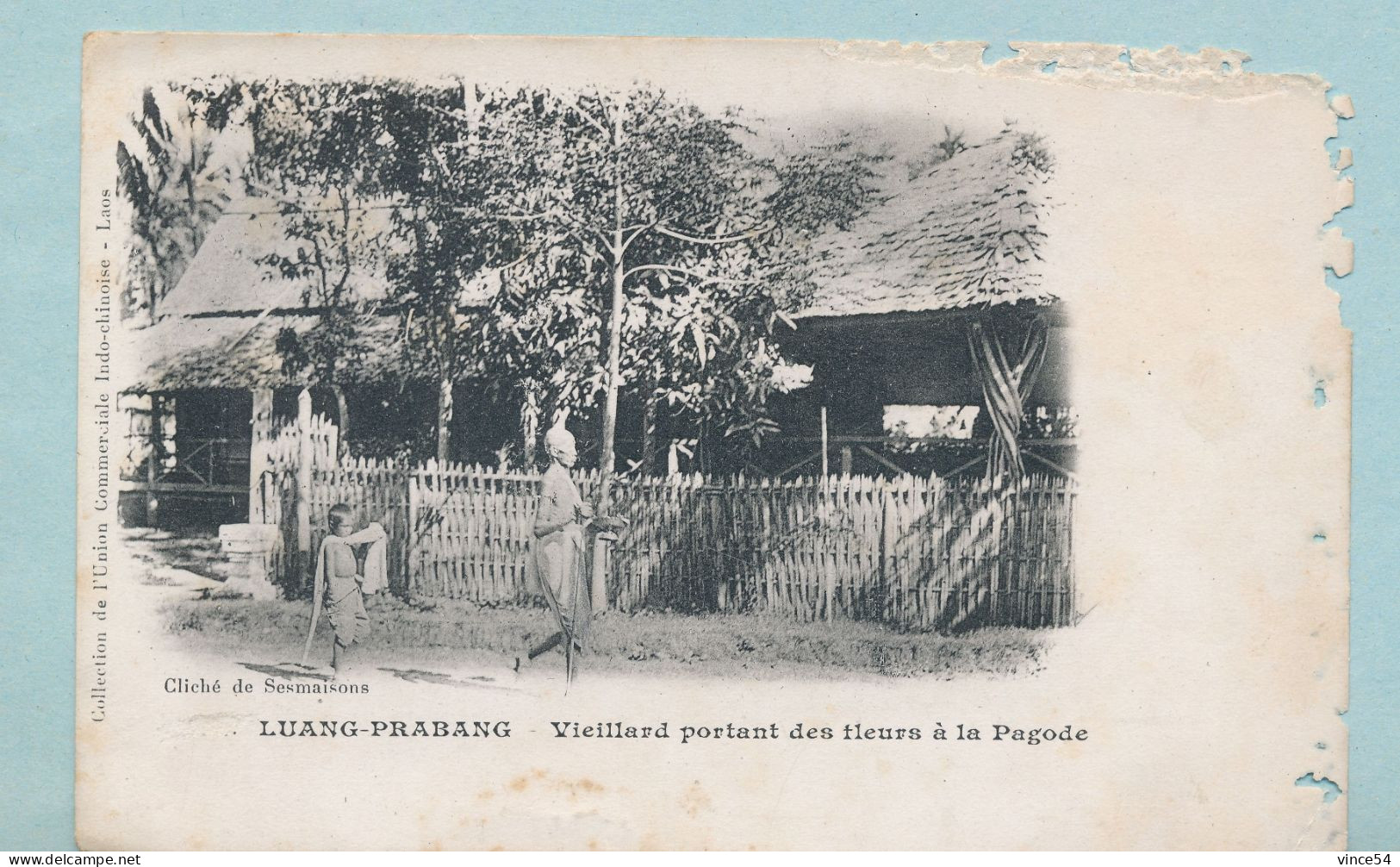 LUANG-PRABANG - Vieillard Portant Des Fleurs à La Pagode - Laos