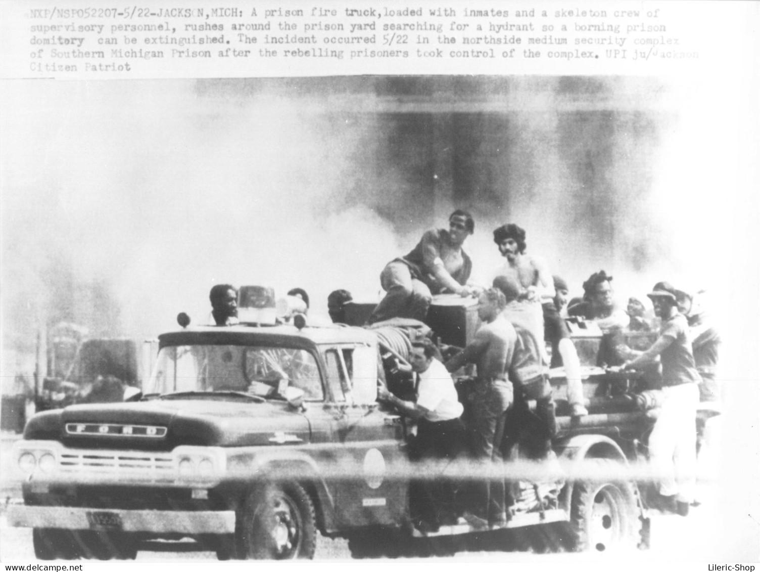 PHOTO AFP - INMATES AT MICHIGAN PRISON RIOT AND START SEVERAL FIRES May 22, 1981 - FIRE TRUCK FORD F600 SIZE 180X240 Mm - América