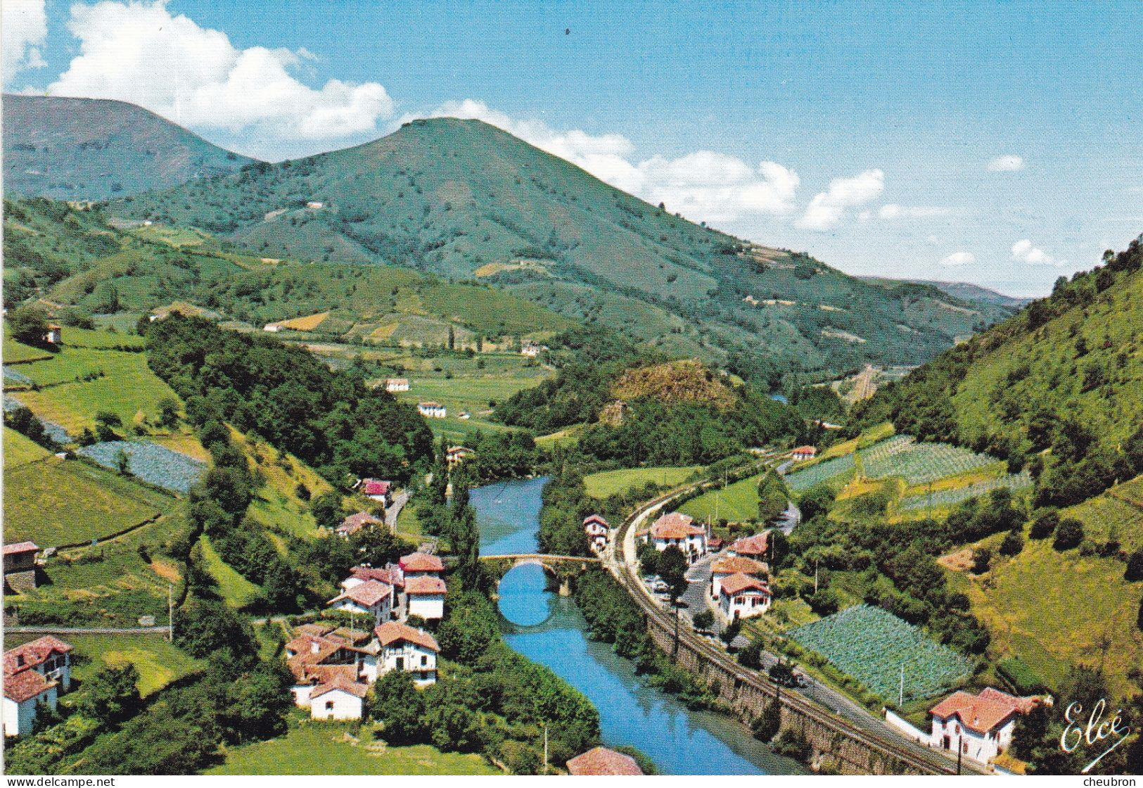 64. BIDARRAY . CPSM. VUE AERIENNE. VUE GENERALE. .VIEUX PONT ROMAIN SUR LA NIVE. - Saint Palais