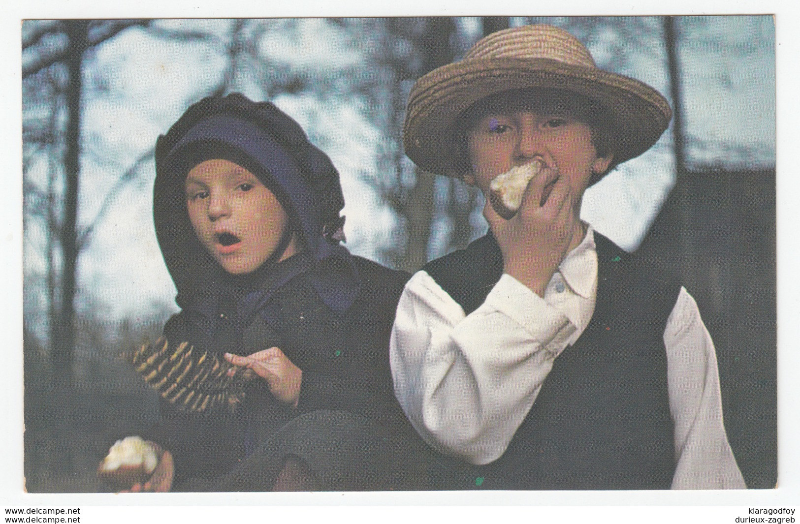 Amish Children Eating Apples, Pennsylvania Dutch Country Postcard Unused B170602 - Amérique