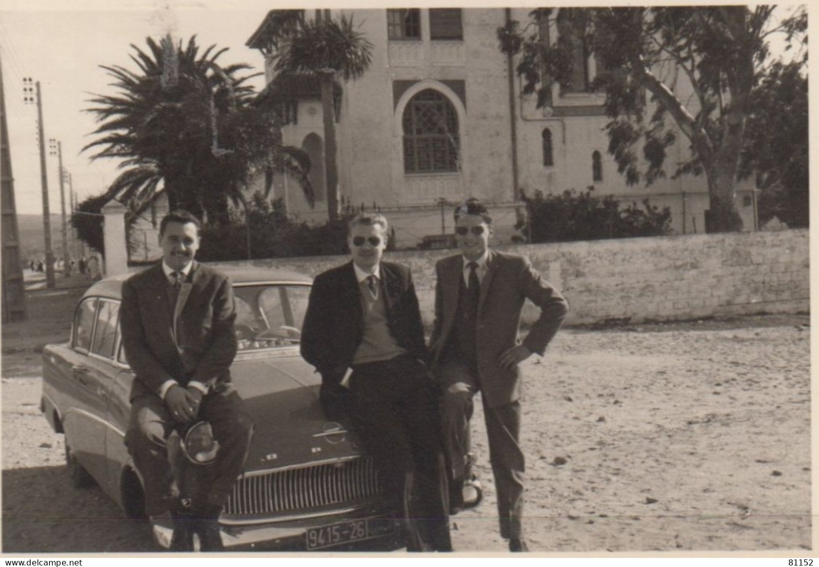 Militaria   2 Photos  Dim 85x115 Venant D'un Album D' AVIATION  En AFRIQUE DU NORD De 1957 à 1959 Avec " VOITURE  OPEL " - Aviazione