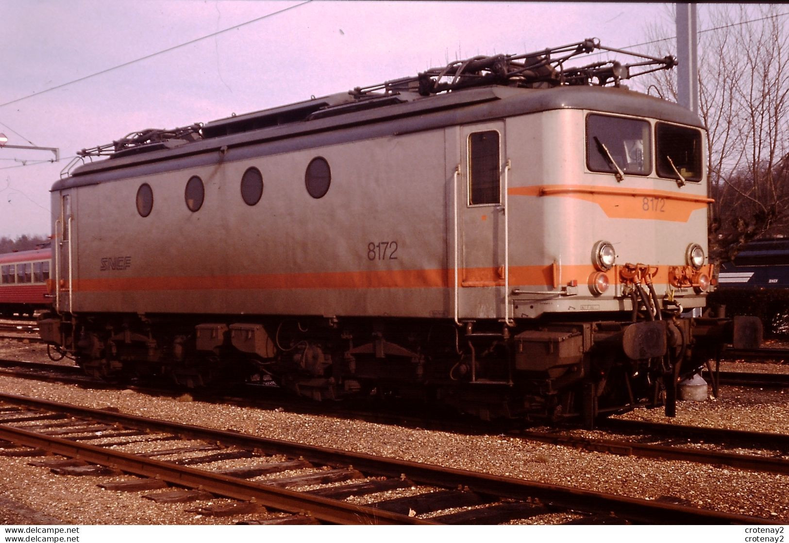 Photo Diapo Diapositive Slide Train Wagon Locomotive Electrique SNCF BB 8172 à MONTARGIS Le 9/01/1992 VOIR ZOOM - Diapositives