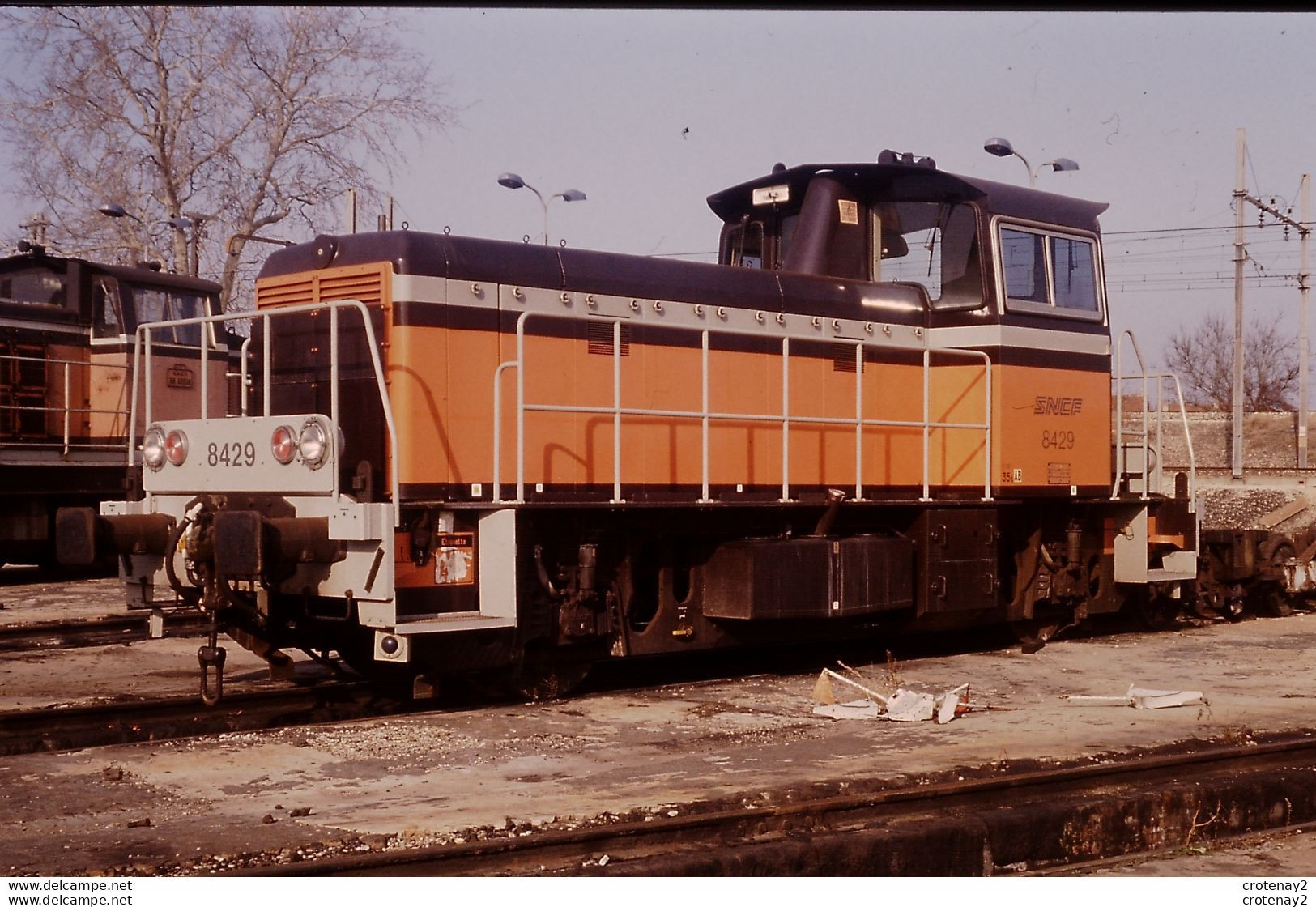 Photo Diapo Diapositive Slide Train Wagon Locomotive Locotracteur SNCF Y 8429 En AVIGNON Le 15/01/1992 VOIR ZOOM - Diapositives