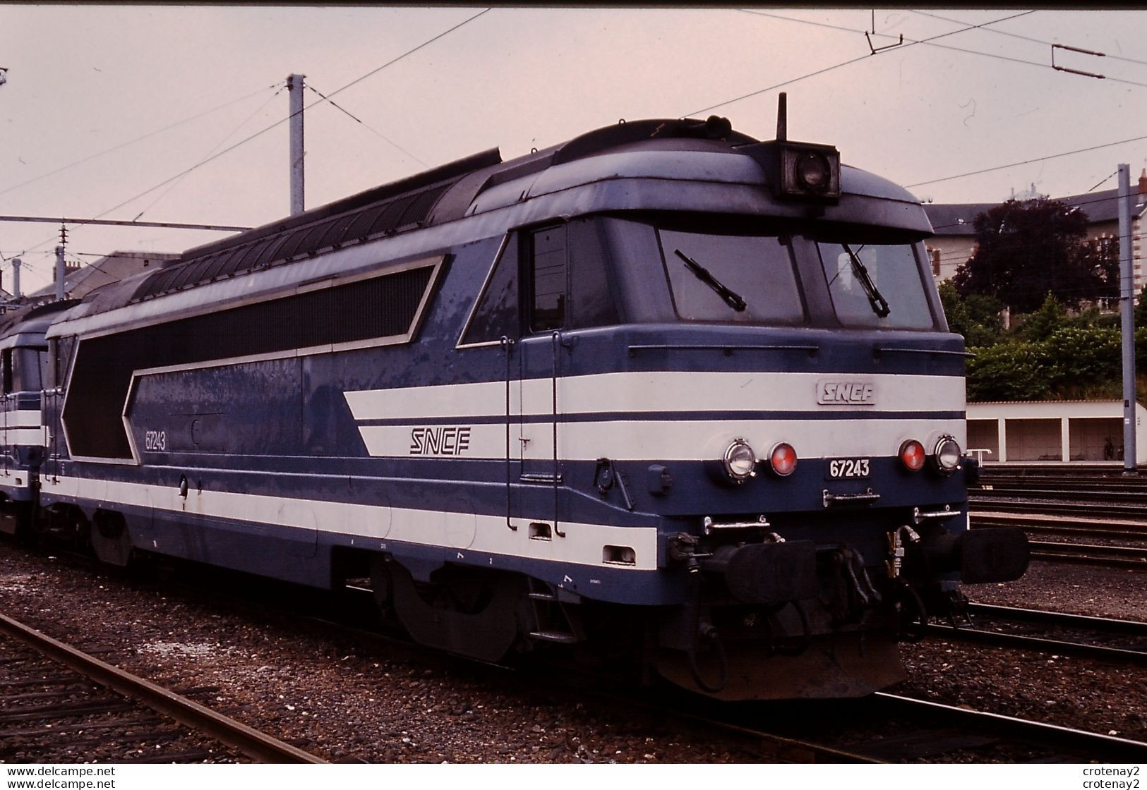 Photo Diapo Diapositive Slide Train Wagon Locomotive Diesel SNCF BB 67243 à NEVERS Le 26/06/1992 VOIR ZOOM - Diapositives
