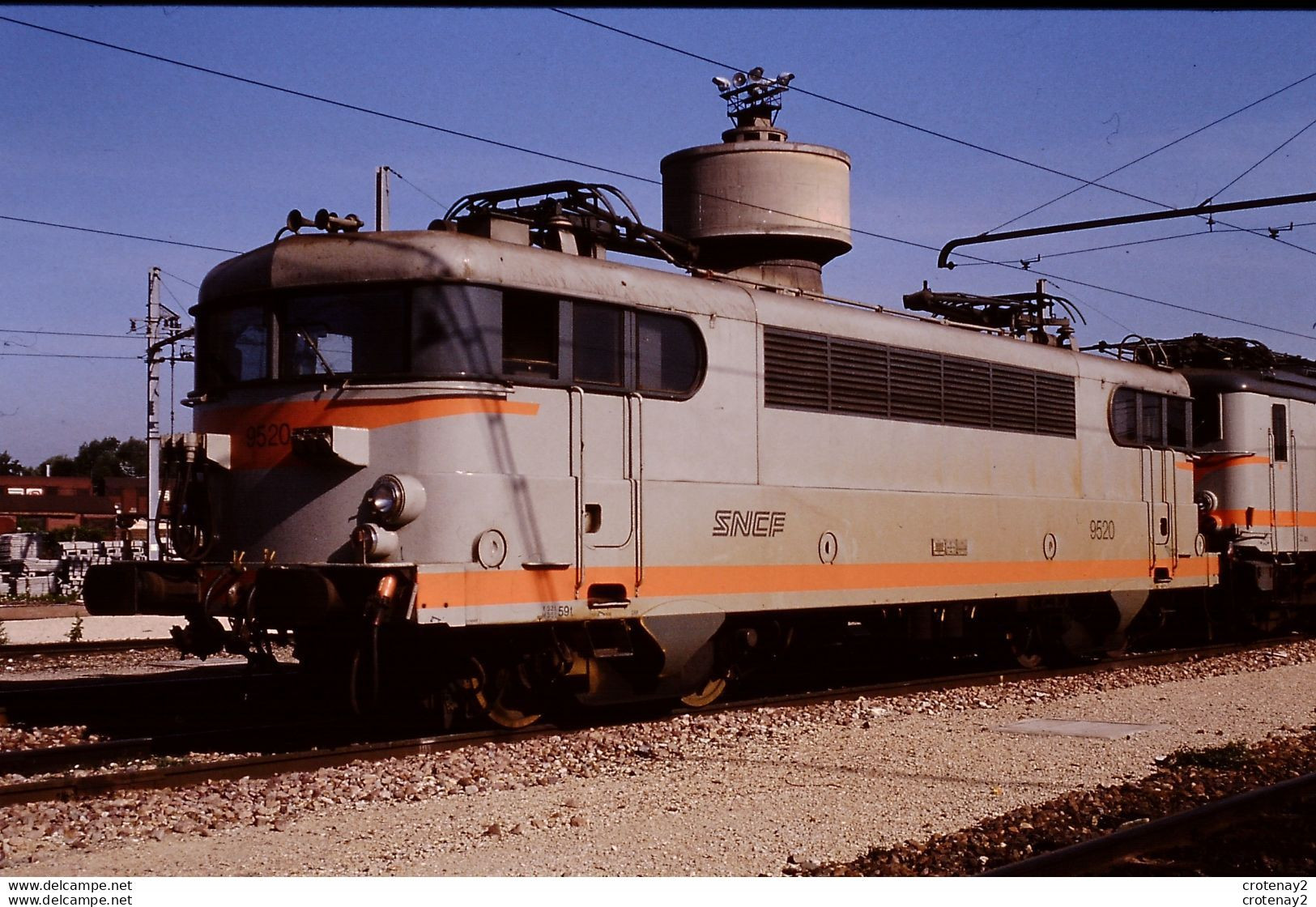 Photo Diapo Diapositive Slide Train Wagon Locomotive Electrique SNCF BB 9520 à VSG Le 18/06/1993 VOIR ZOOM - Diapositives