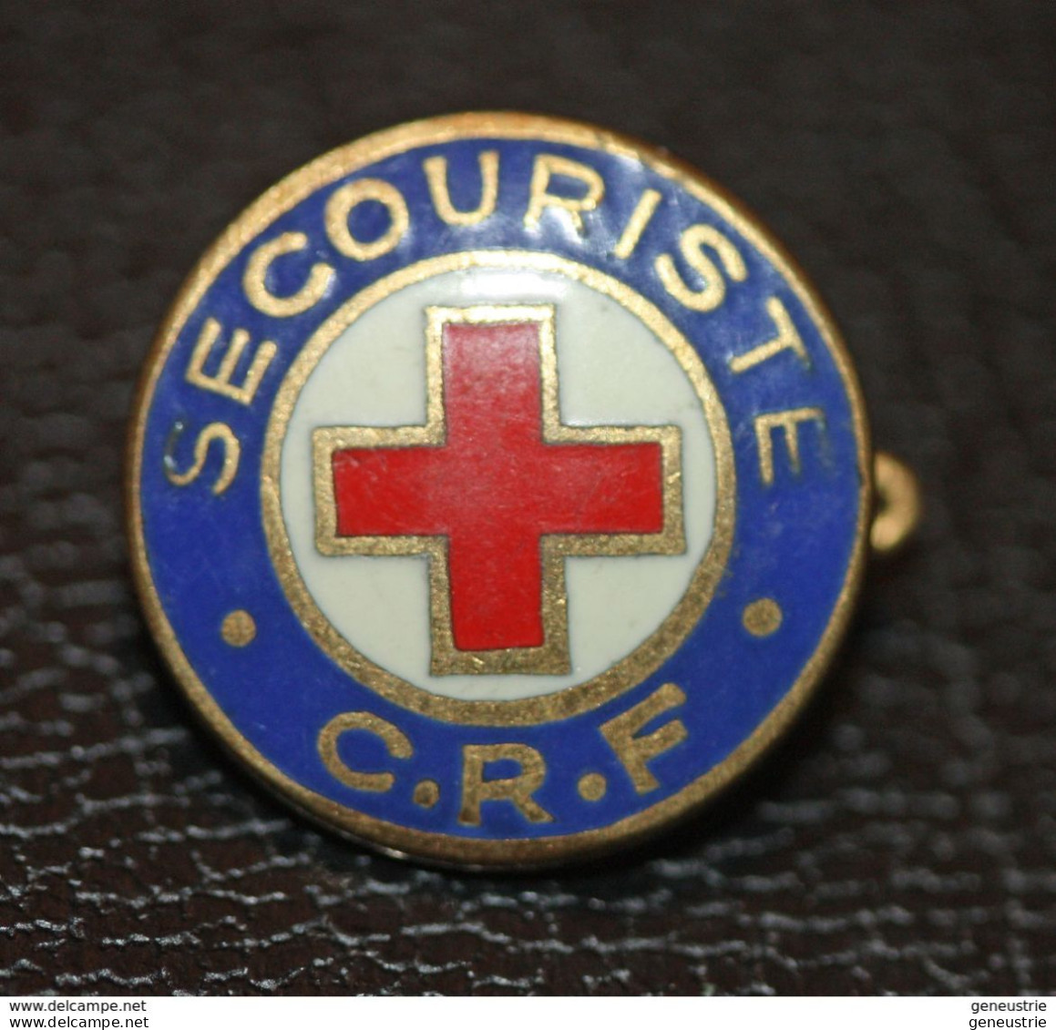 Broche Insigne De Col "Secouriste C.R.F. / Croix Rouge" French Red Cross Brooch - Medical Services