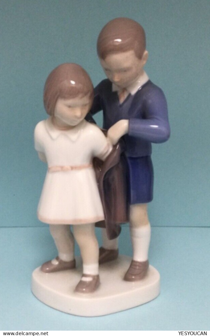 Bing & Grøndahl Porcelain Figure Gentleman Children 1970s Model 2312  (Royal Copenhagen B&G Porcelaine Statue Enfants - Bing & Gröndahl (DNK)