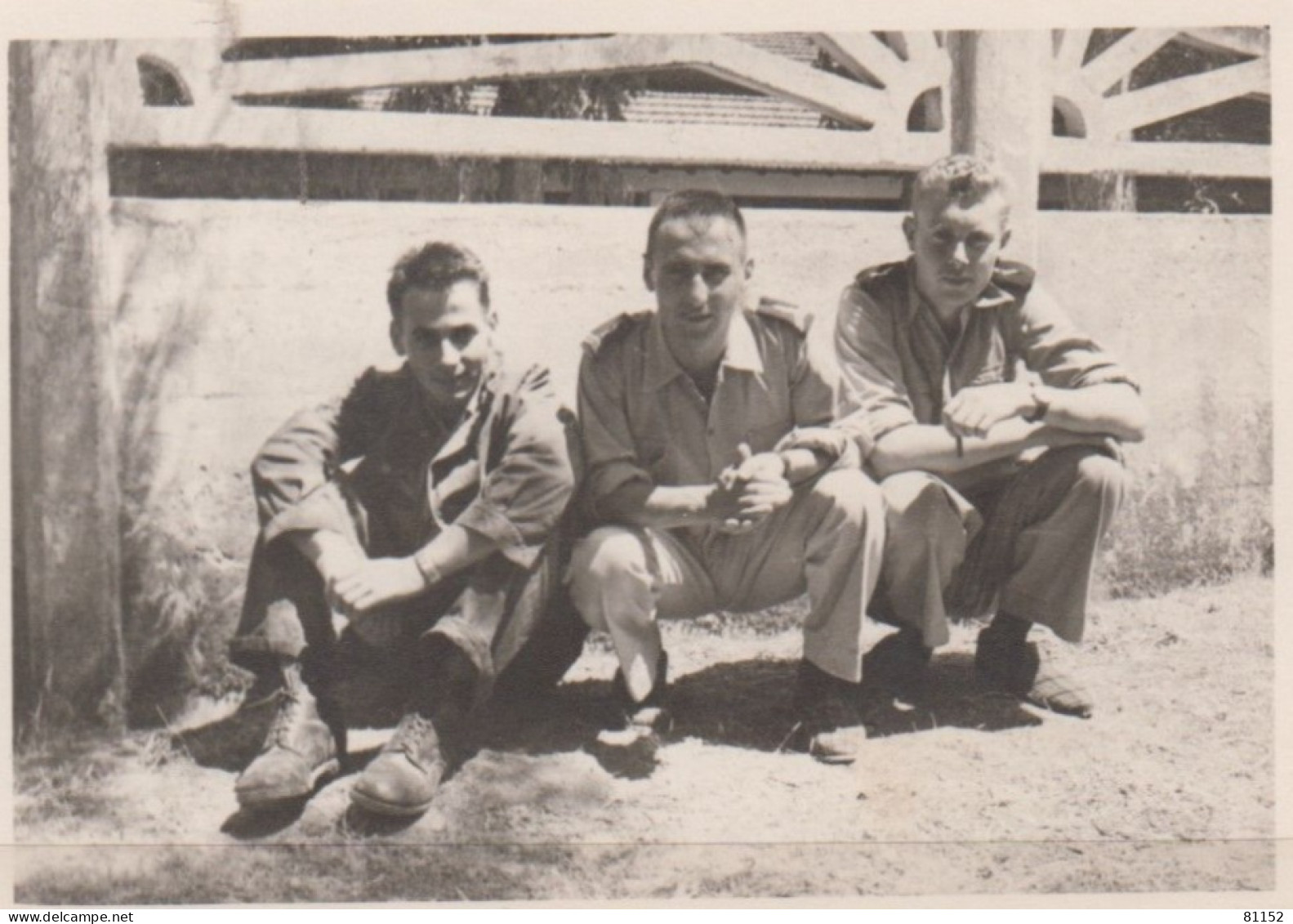 Militaria   Photo De 3 Militaires  Dim 85x110 Venant D'un Album D' AVIATION  En AFRIQUE DU NORD De 1957 à 1959 - Aviation