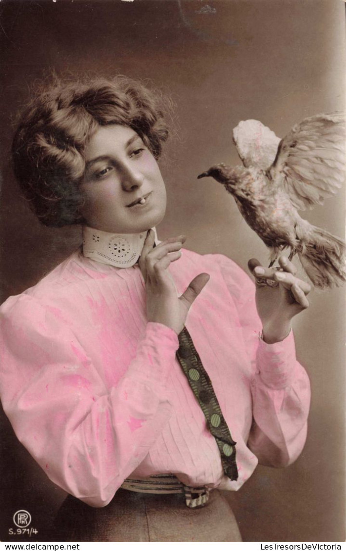 CARTE PHOTO - Portrait - Une Femme En Blouse Rose Avec Un Oiseau - Colorisé - Carte Postale Ancienne - Photographie
