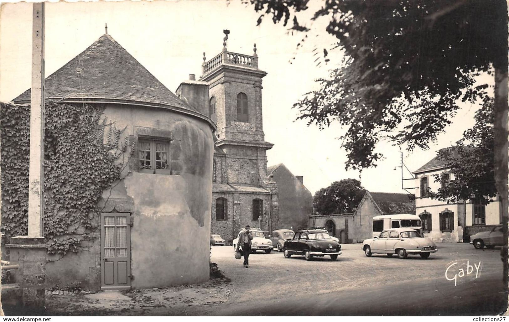 56-SAINT-GILDAS-DE-RHUYS- LA NOUVELLE PLACE L'EGLISE ET L'ANCIENNE PRISON - Autres & Non Classés