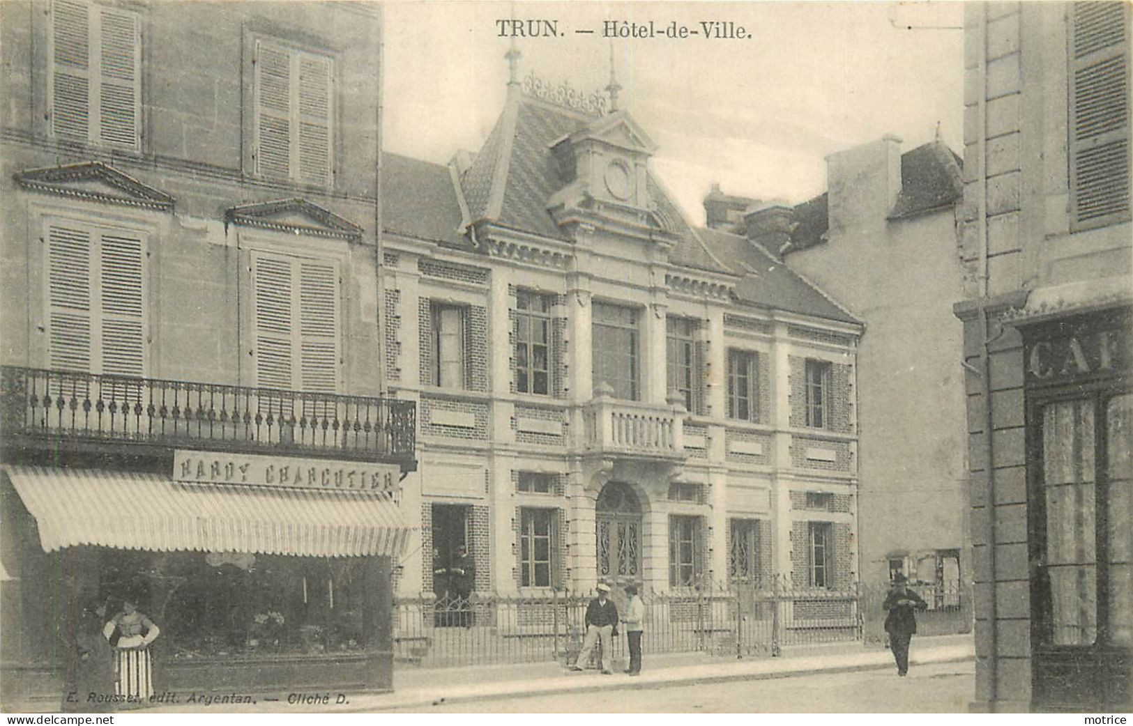 TRUN - Hôtel De Ville,Hardy Charcutier.(lot De Deux Cartes) - Trun