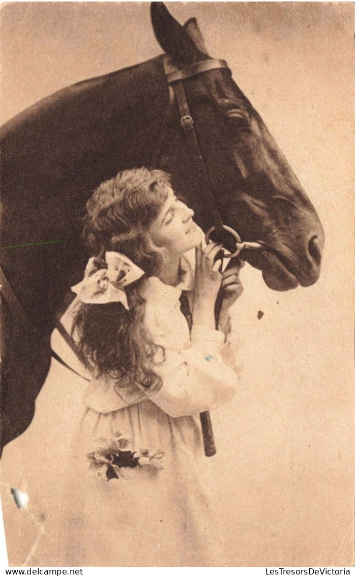 PHOTOGRAPHIE - Une Fille Avec Son Cheval - Carte Postale Ancienne - Photographie