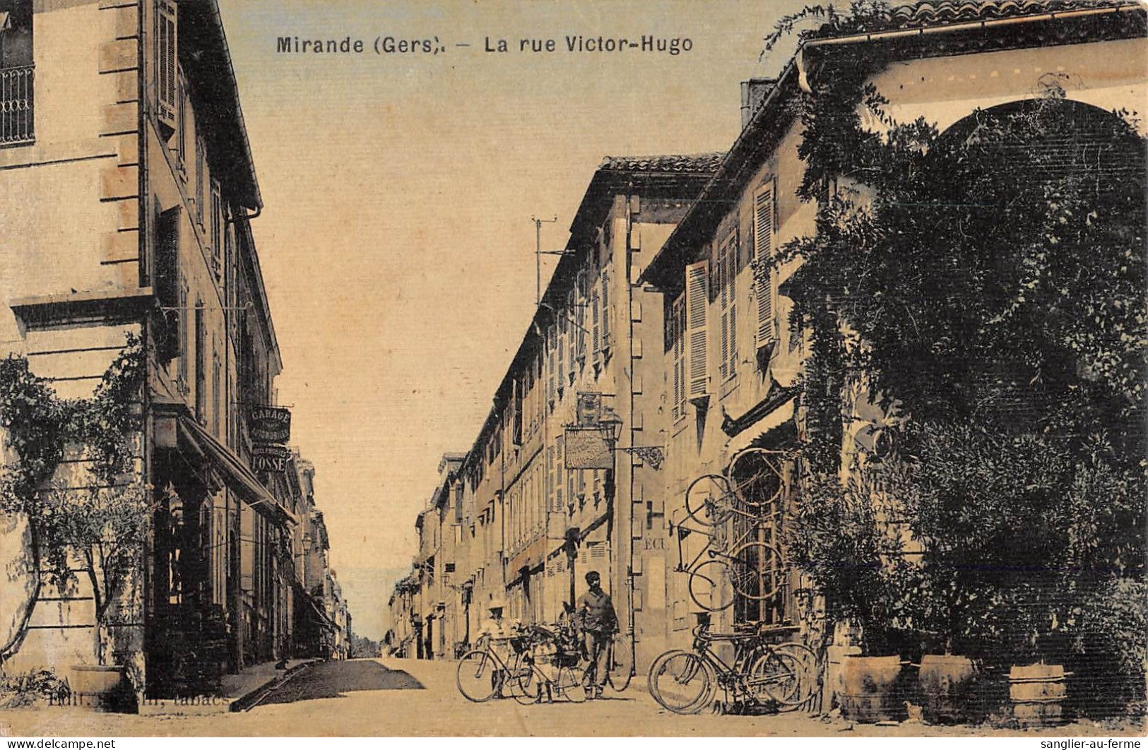 CPA 32 MIRANDE / LA RUE VICTOR HUGO / Cpa Toilée - Andere & Zonder Classificatie