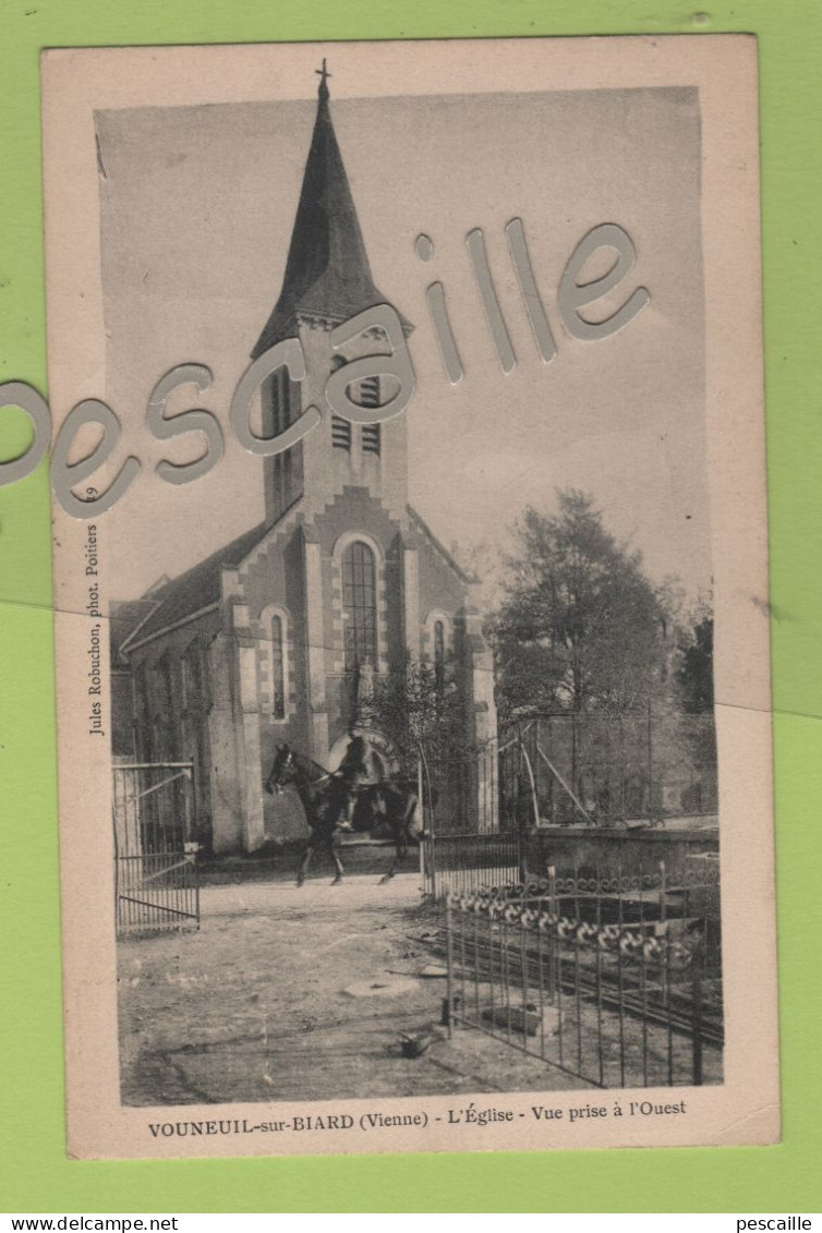 86 VIENNE - CP ANIMEE CAVALIER VOUNEUIL SUR BIARD - L'EGLISE - VUE PRISE A L'OUEST - JULES ROBUCHON PHOT POITIERS N° 819 - Vouneuil Sous Biard