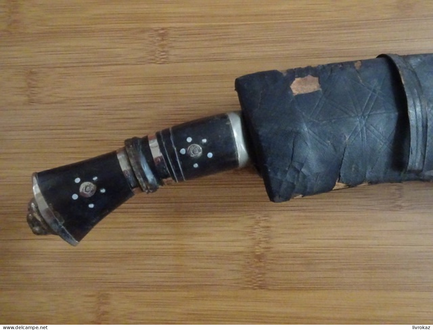 XXème Siècle Ancien Poignard Indien Dit Kukris 33 Cm Lame D'acier Courbée Décorée Et Gravée INDIA Dans Son étui En Cuir - Armes Blanches
