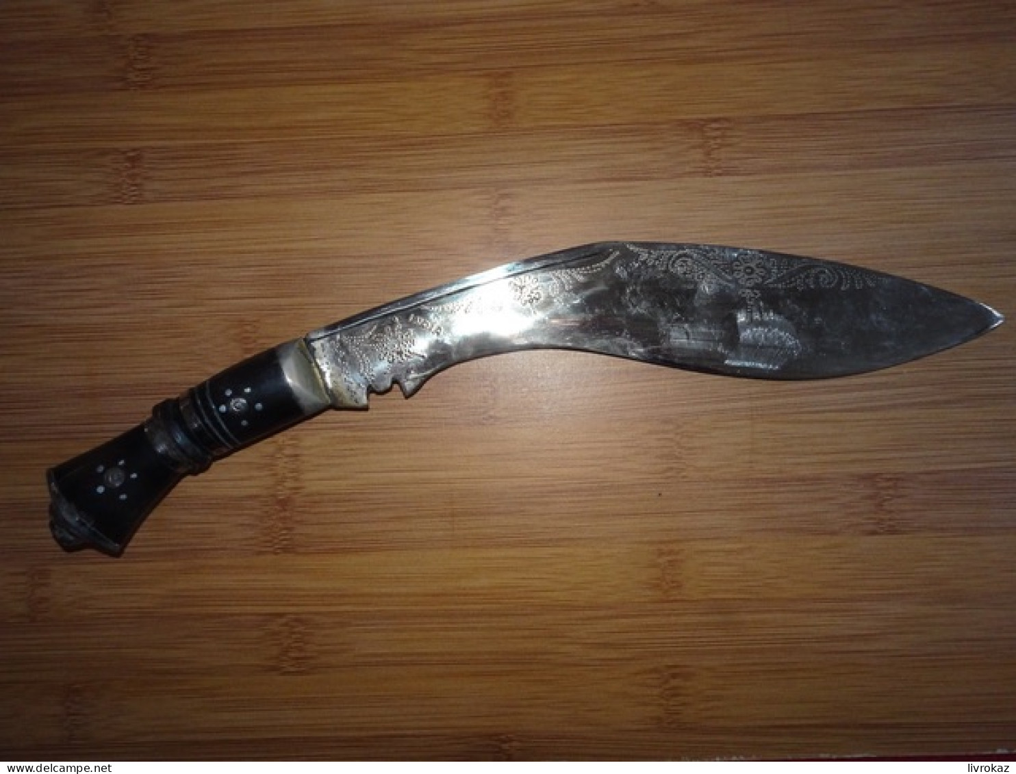 XXème Siècle Ancien Poignard Indien Dit Kukris 33 Cm Lame D'acier Courbée Décorée Et Gravée INDIA Dans Son étui En Cuir - Armes Blanches