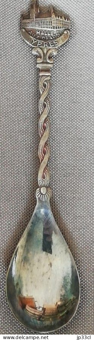 Petite Cuiller De Collection En Argent Surmontée D'une Vue De La Halle Aux Draps De Ypres Et Mention Hendi.90 Au Dos - Spoons