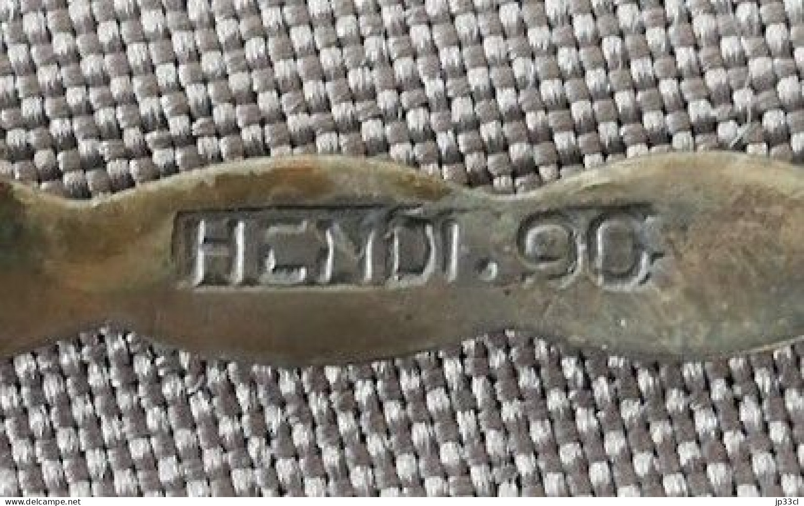 Petite Cuiller De Collection En Argent Surmontée D'une Vue De La Halle Aux Draps De Ypres Et Mention Hendi.90 Au Dos - Spoons