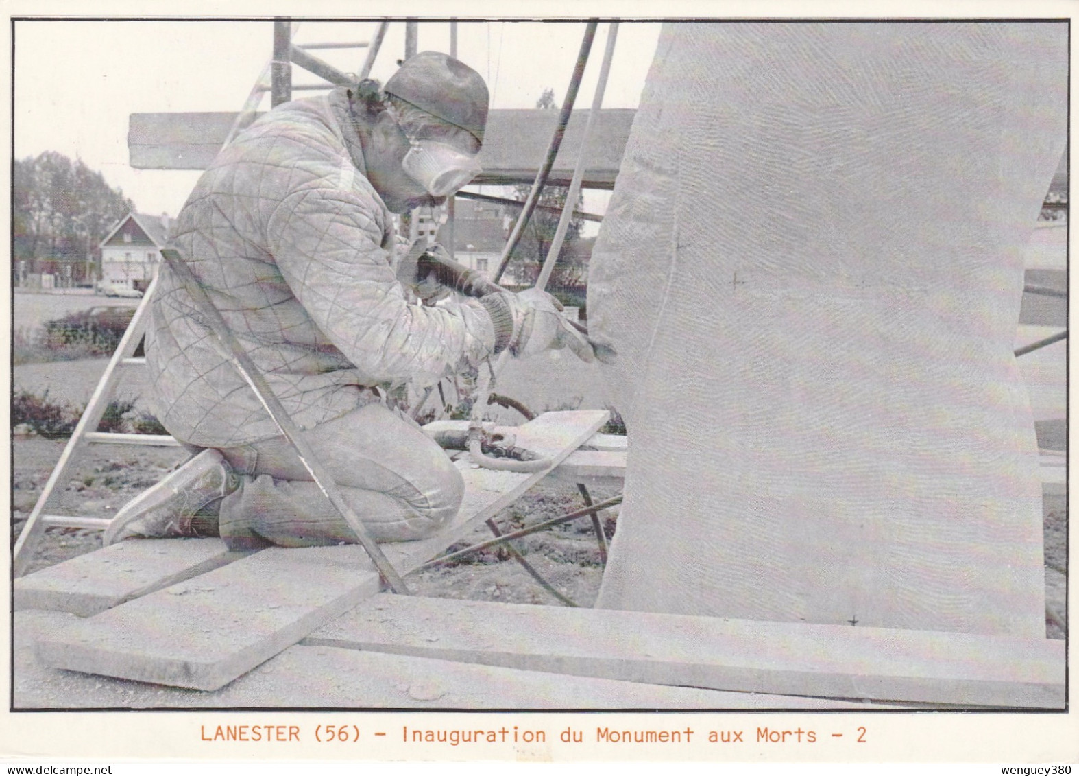 56 LANESTER     Inauguration Du Monument Aux Morts      Daniel Druet ,sculpteur   1985.  TB PLAN    PAS COURANT - Lanester