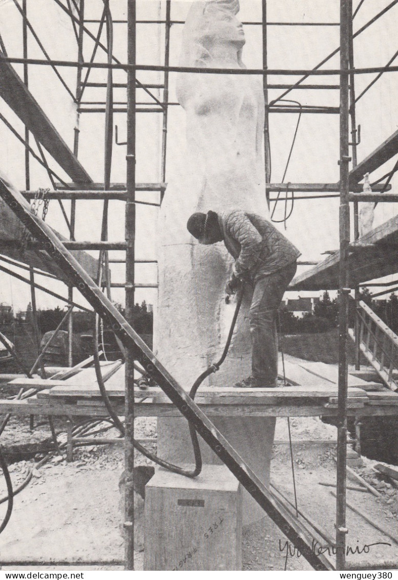 56 LANESTER    Daniel DRUET Sculpte Le Monument Aux Morts De LANESTER   Avril  1985.  .TB PLAN PAS COURANT - Lanester