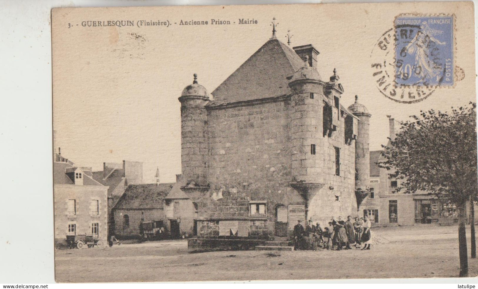 Guerlesquin  29  Carte Circulée-Timbrée  Ancienne Prison Et La Mairie Et La Place Tres Tres Animée Au Fond Epicerie - Guerlesquin