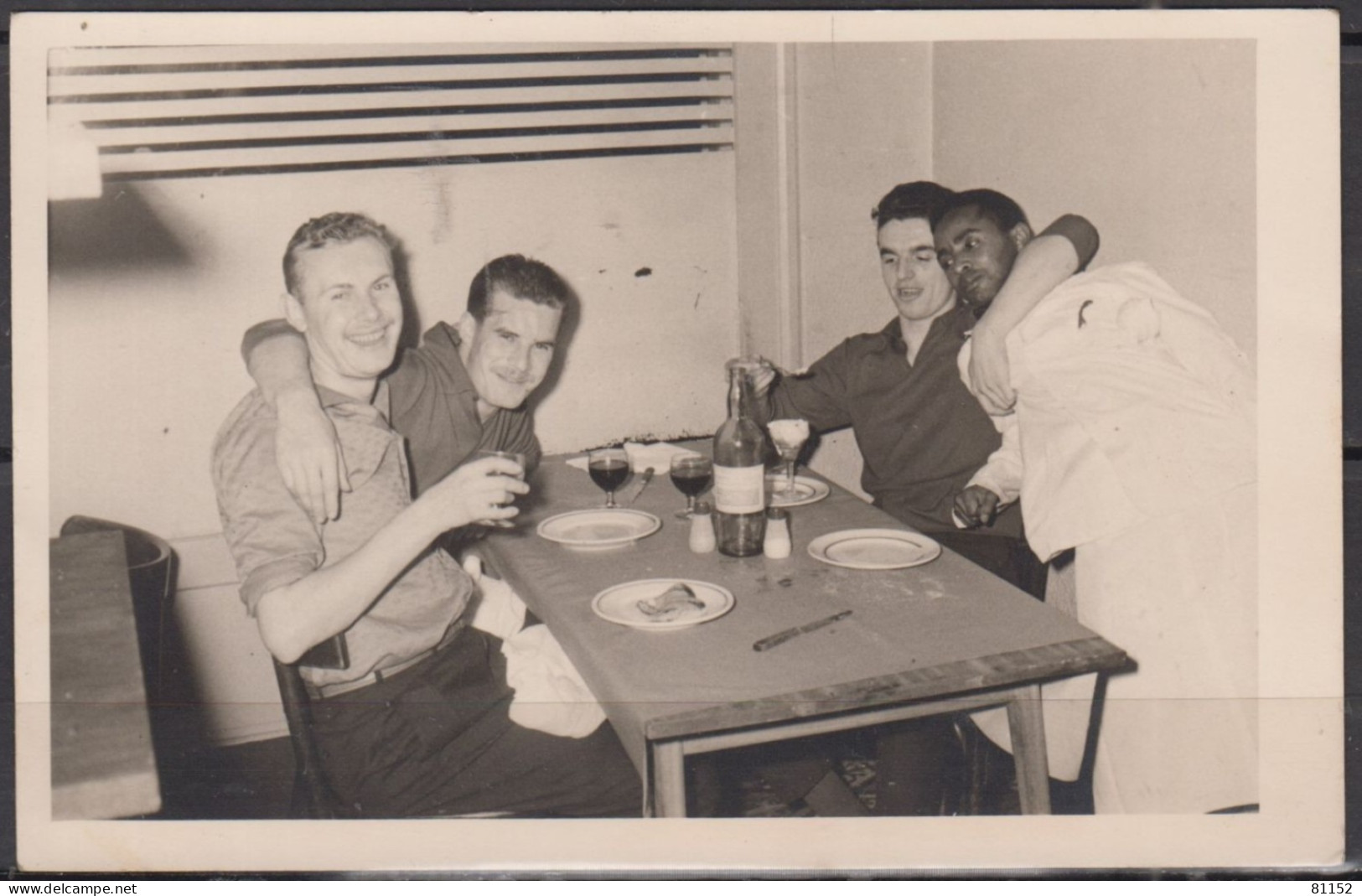 Militaria Photo D'un Groupe De Militaires Dim 90x140 Venant D'un Album D' AVIATION  En AFRIQUE DU NORD De 1957 à 1959 - Aviazione