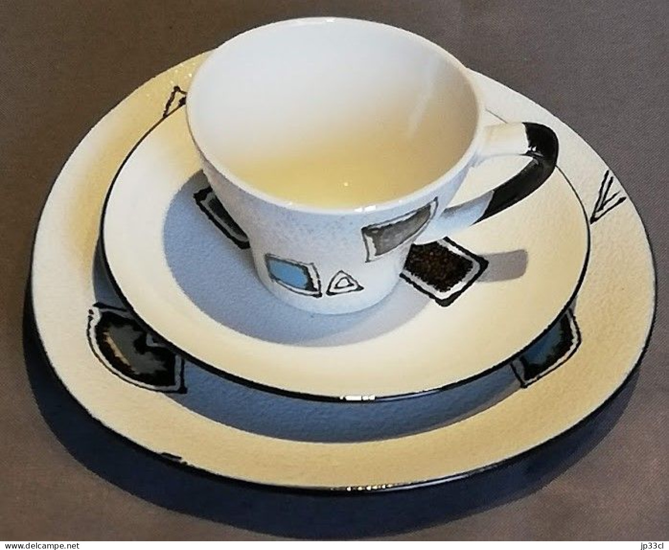 Petite Tasse Et Soucoupe (plus Une Assiette De Plus Grand Format) Décorées De Motifs Abstraits (provenance Inconnue) - Sonstige & Ohne Zuordnung