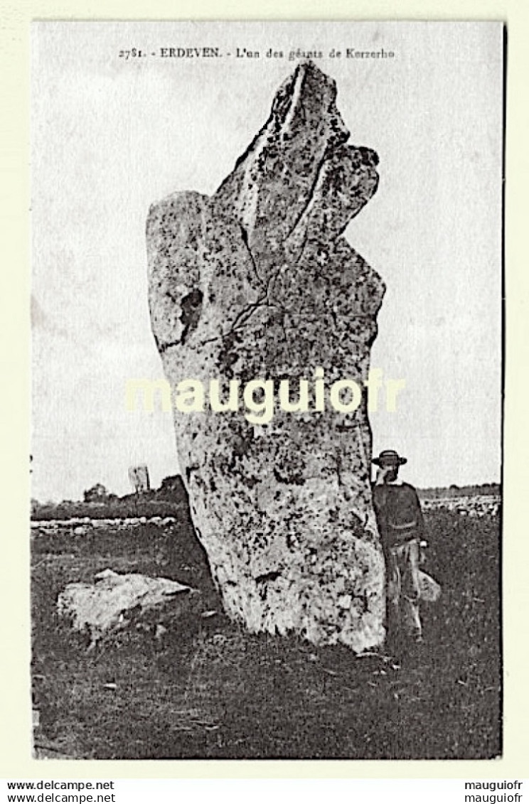 56 MORBIHAN / ERDEVEN / MENHIR : UN DES GÉANTS DE KERZERHO ET HOMME EN COSTUME TRADITIONNEL / FOLKLORE COSTUME - Erdeven