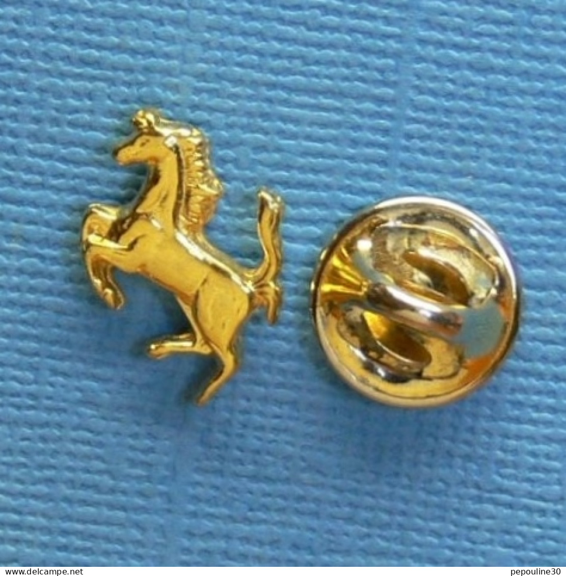 1 PIN'S //  ** EMBLÈME DE LA SCUDERIA FERRARI / EST UN CHEVAL CABRÉ ** - Ferrari