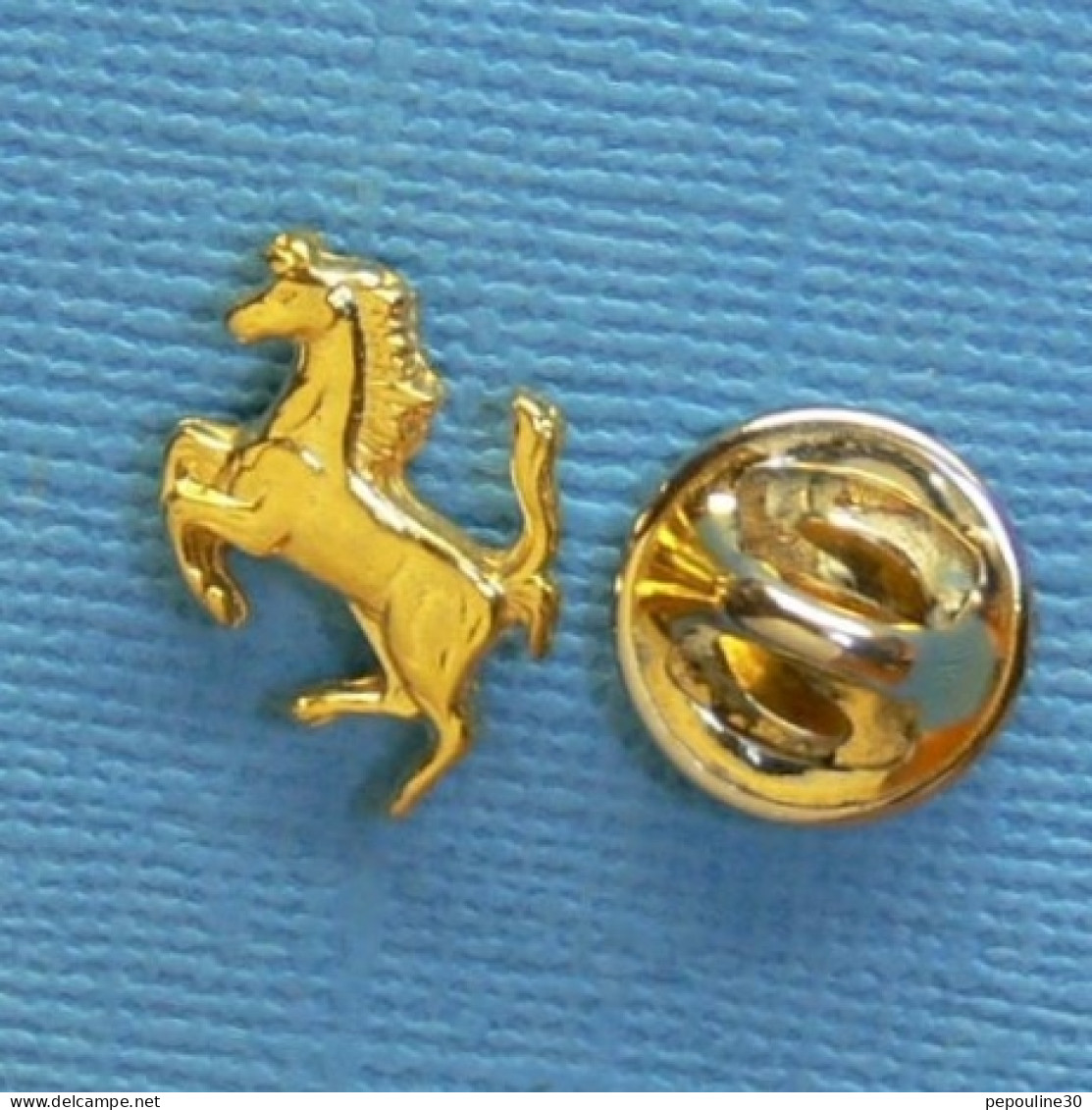 1 PIN'S //  ** EMBLÈME DE LA SCUDERIA FERRARI / EST UN CHEVAL CABRÉ **