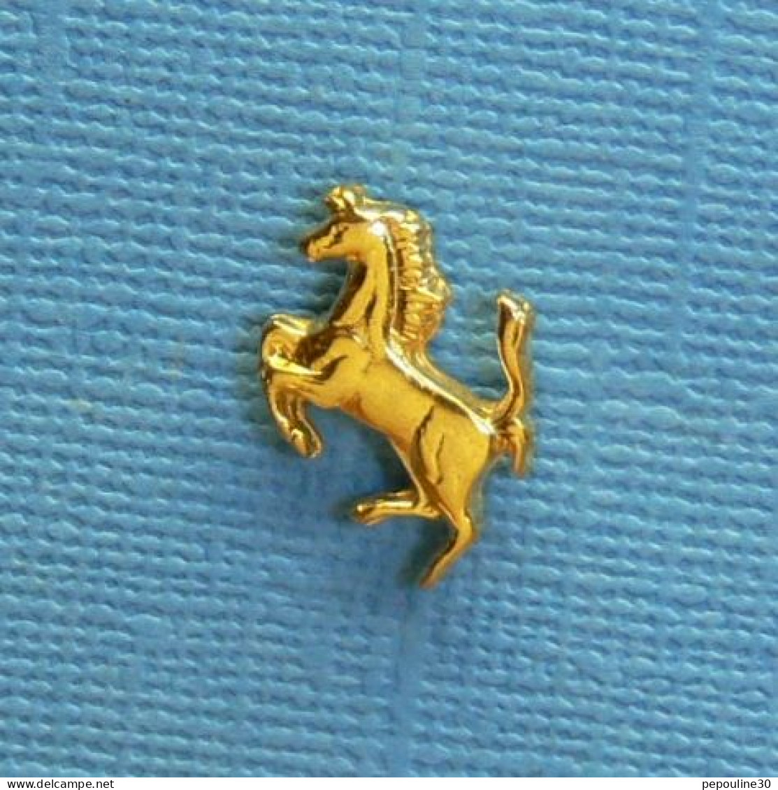 1 PIN'S //  ** EMBLÈME DE LA SCUDERIA FERRARI / EST UN CHEVAL CABRÉ **