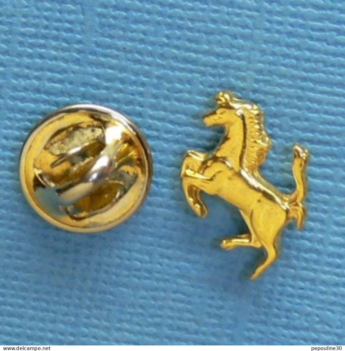 1 PIN'S //  ** EMBLÈME DE LA SCUDERIA FERRARI / EST UN CHEVAL CABRÉ **