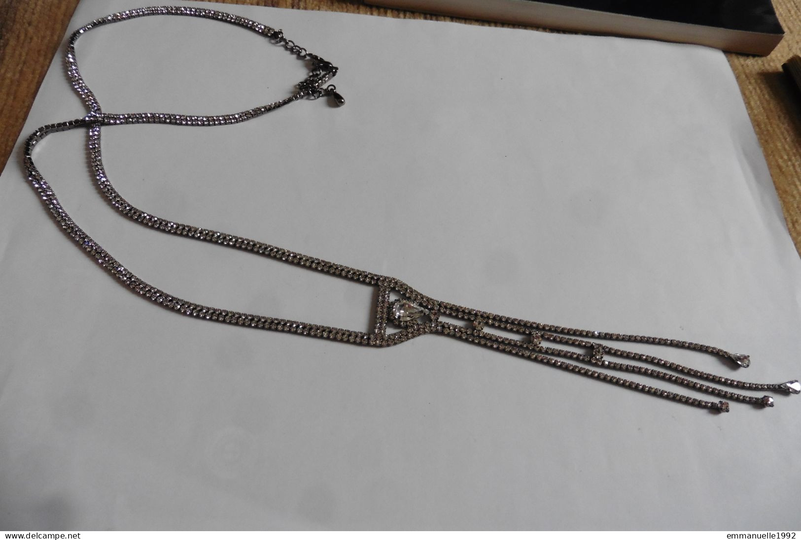 Neuf - Long Collier Sautoir Marque Eifel Style Art Deco Métal Argenté & Cristaux Strass - Colliers/Chaînes