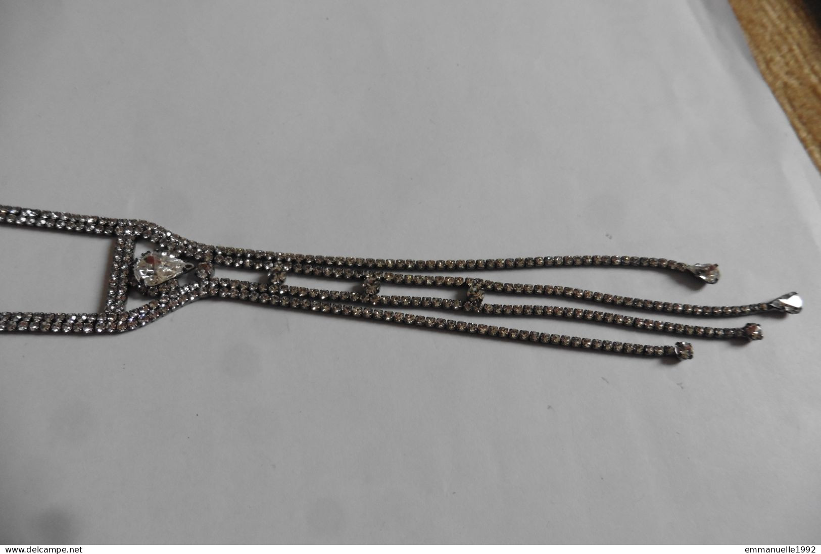 Neuf - Long collier sautoir marque Eifel style Art Deco métal argenté & cristaux strass