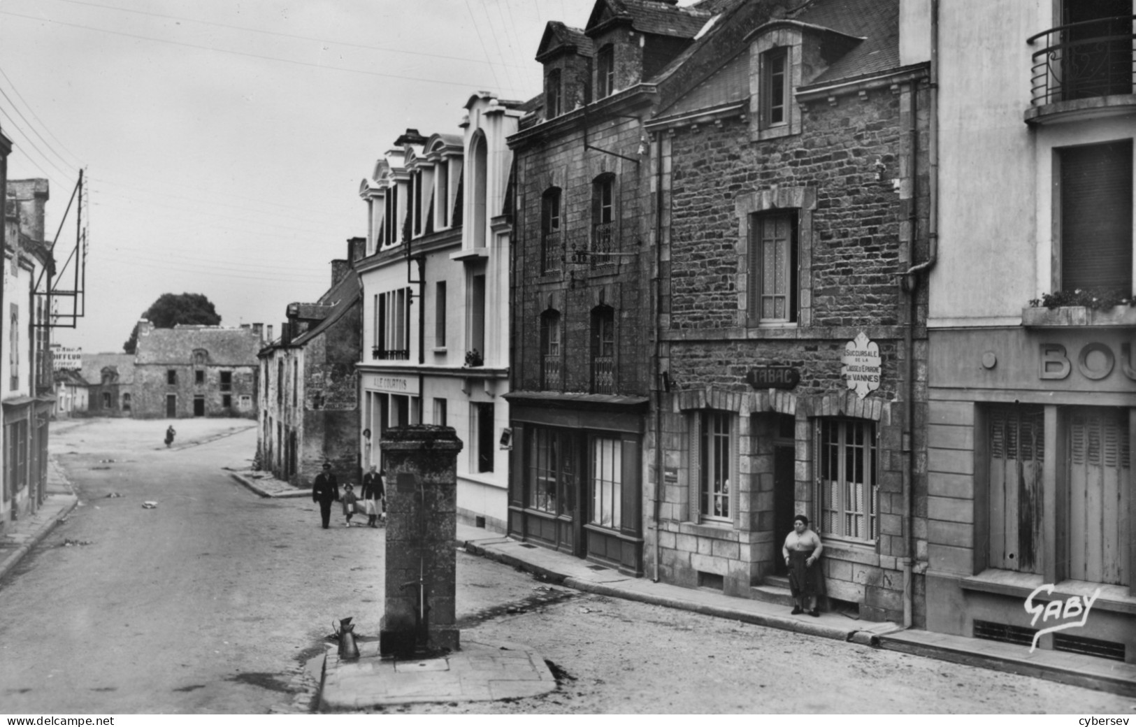 QUESTEMBERT - Rue Du Puits - CPSM Petit Format - Tabac - Succursale De La Caisse D'Epargne De Vannes - CPSM Petit Format - Questembert